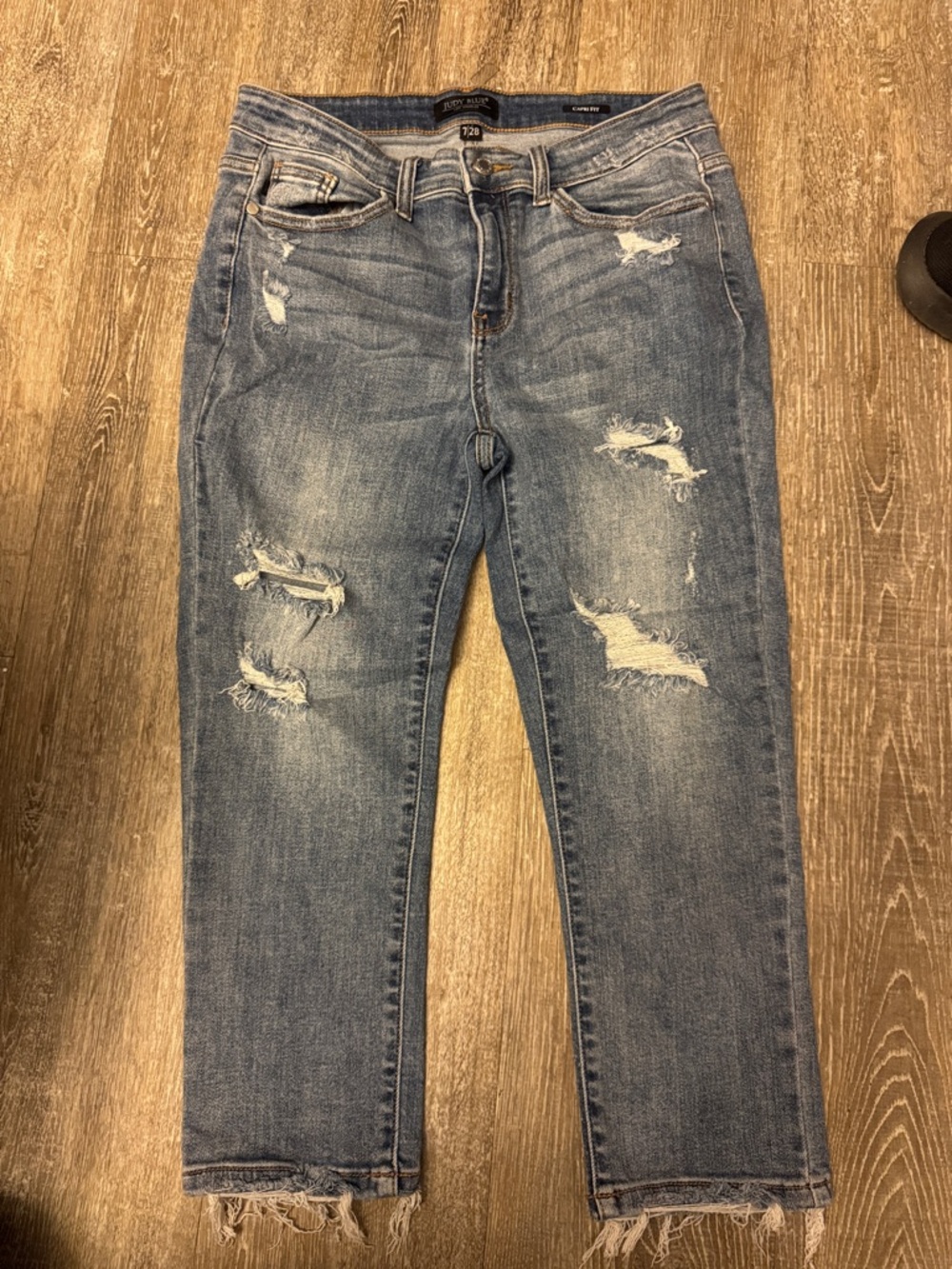 Judy blue Destroyed Light Wash Jean capris - Blue